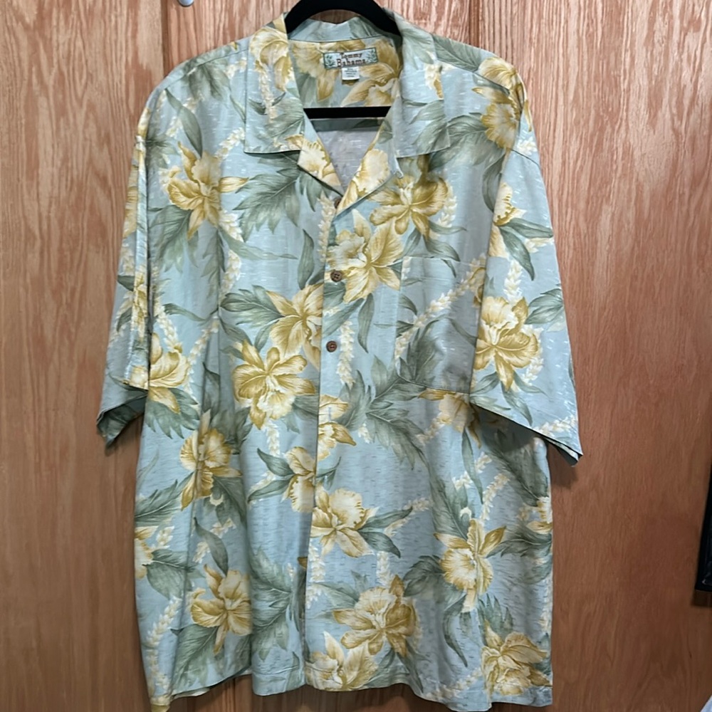 Tommy Bahama 100% silk men’s short sleeve “Hawaiian Shirt” Size XXL. Like new.